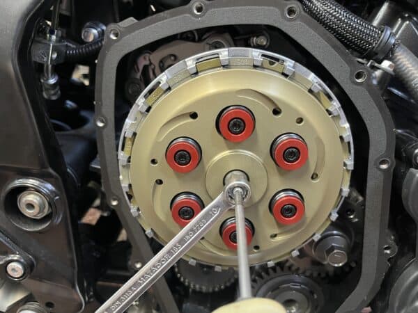 Suzuki GSX-8R Slipper Clutch Design 2024 > Current - Image 17
