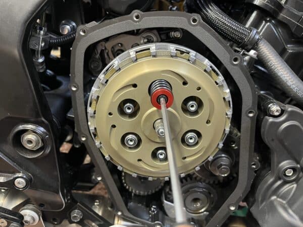 Suzuki GSX-8R Slipper Clutch Design 2024 > Current - Image 15